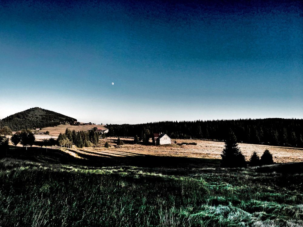 Probudil se. Ještě za svitu luny. Zkusil to, ale znovu už nezabral. Byl nevrlý. Ostatně jako každý rok touhle dobou, kdy se blížil čas Vánoc. Když byl malý, zbožňoval je. Těšil se na ně. A na lidi, o kterých mu o... Probudil se. Ještě za svitu luny. Zkusil to, ale znovu už nezabral. Byl nevrlý. Ostatně jako každý rok touhle dobou, kdy se blížil čas Vánoc. Když byl malý, zbožňoval je. Těšil se na ně. A na lidi, o kterých mu otec Muhu tolik vyprávěl. Jenže to už je dávno. To si ještě lidé duchů – ochránců hor – vážili. Báli se jich, ale věřili jim. Že se jich zastanou. Že když bude nejhůř, pomohou jim. „Přáli si nás vidět. Potkat nás a mluvit s námi. A dnes? Jsme jim fuk. Zatímco otec si mohl dřeváky uběhat, já se tady v Jizerkách nejspíš ukoušu nudou,“ honilo se mu hlavou.
