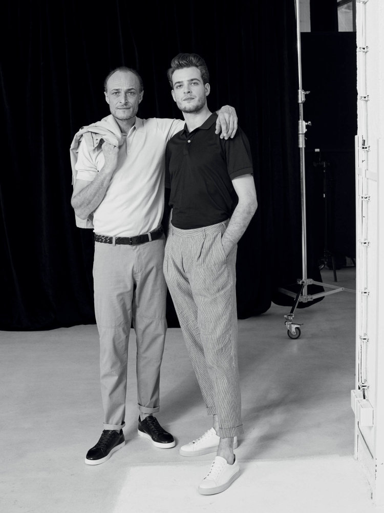 Karel: Lehká bunda ve stylu „safari four pocket“, pletené polo triko a bavlněné kalhoty s výraznými nákoleníky.
Cyril: Polo triko s perleťovými knoflíčky ze směsi bavlny a hedvábí, kalhoty z exkluzivního japonského denimu vyráběného tradiční technologií na původních strojích.