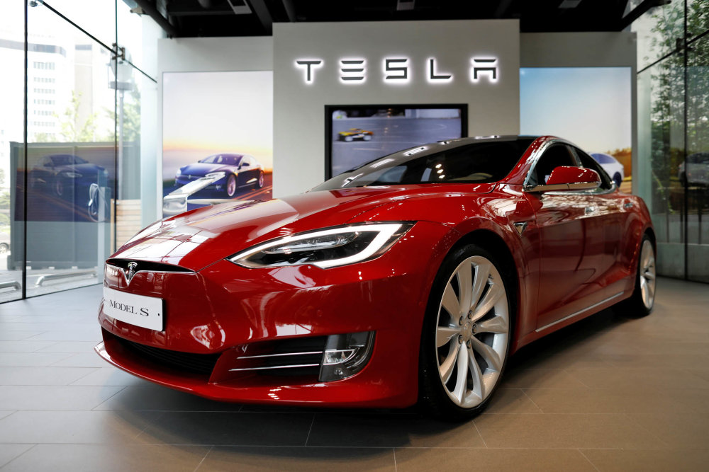 Libůstka. Hájek je majitelem Tesly Model S a velkým fanouškem elektromobility.