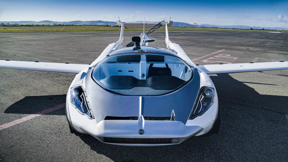 Nynější AirCar poprvé vzlétl loni na podzim v Piešťanech. Váží 1100 kilogramů a dalších 200 kilogramů nákladu unese.