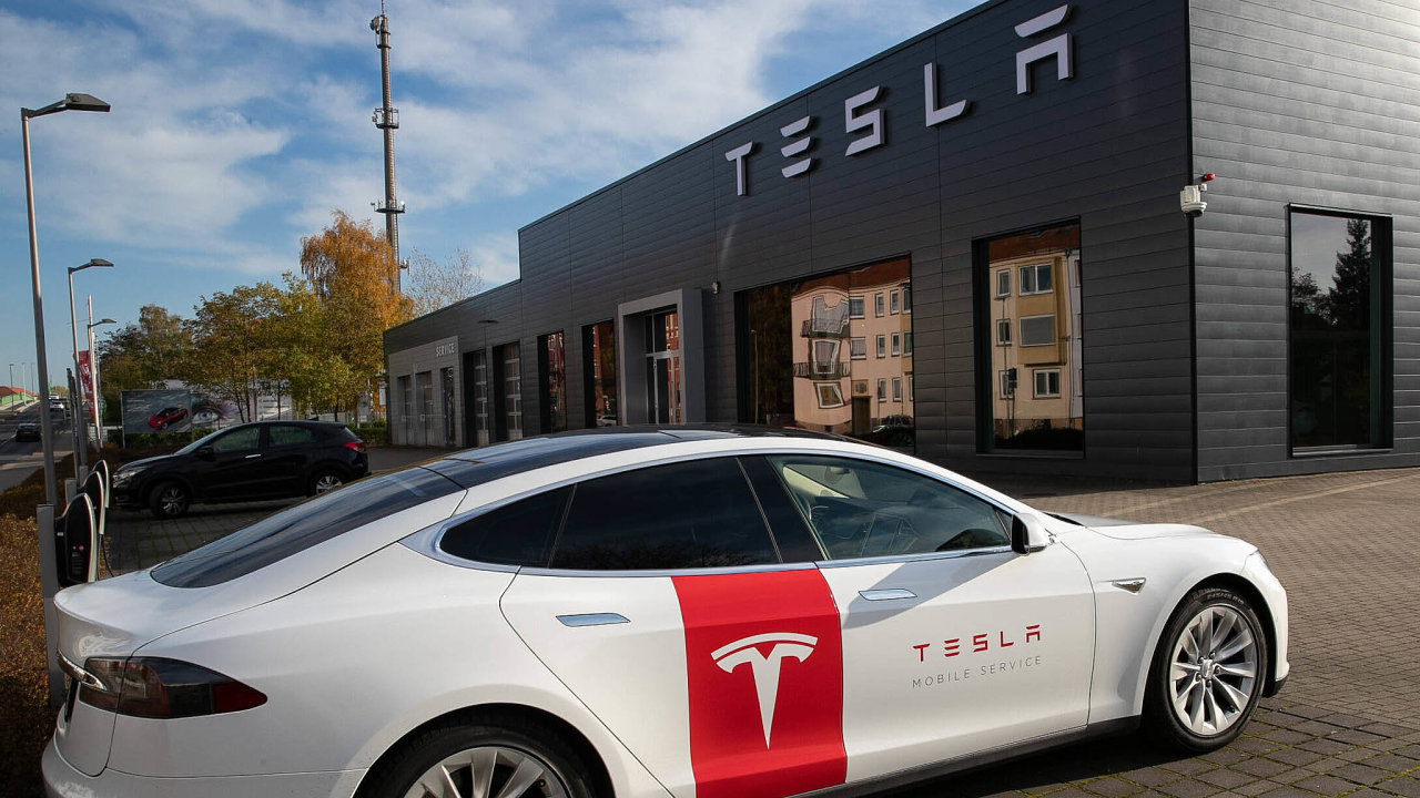 tvrtletn zisk vrobce elektromobil Tesla poprv pekonal miliardu dolar. Firma si lpe ne konkurence poradila s nedostatkem ip.