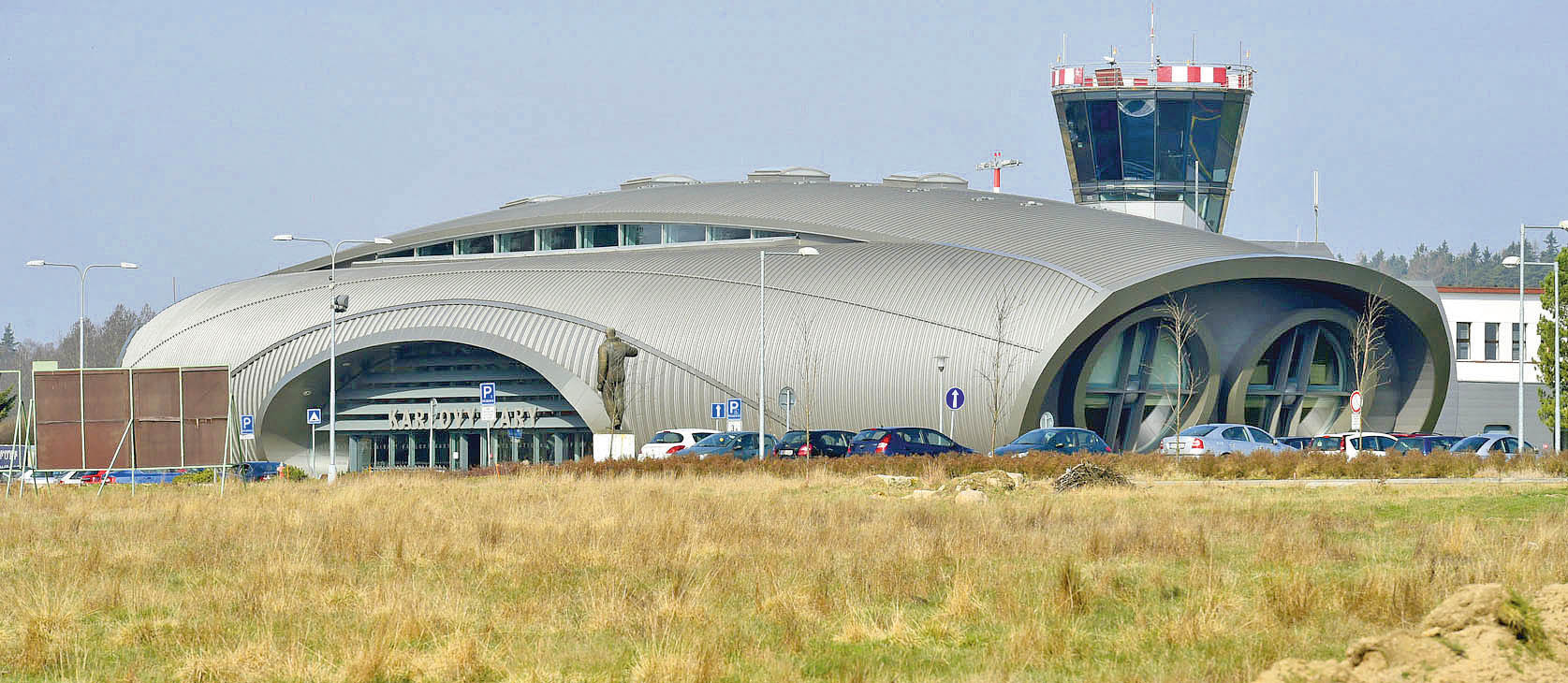 Pùvodní budova stojí v Karlových Varech dodnes a je s novým, futuristickým terminálem propojená. Brána k exotickým dálkám zùstává otevøená.