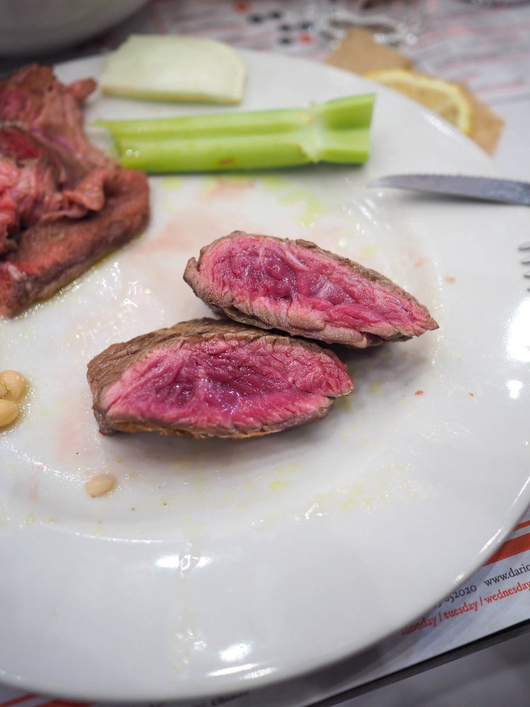 Panzánský steak připraven strikně krvavý