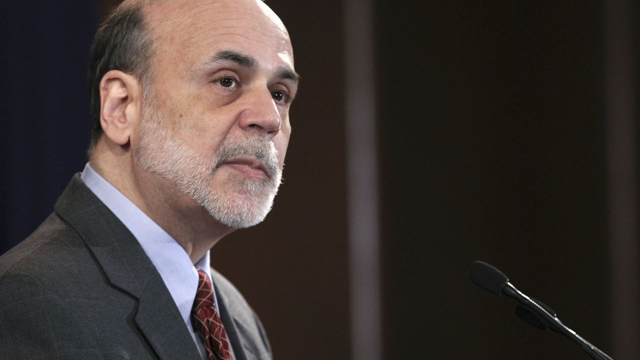 Pedseda americk centrln banky Ben Bernanke na historicky prvn tiskov konferenci po zasedn Fedu ve Washingtonu.
