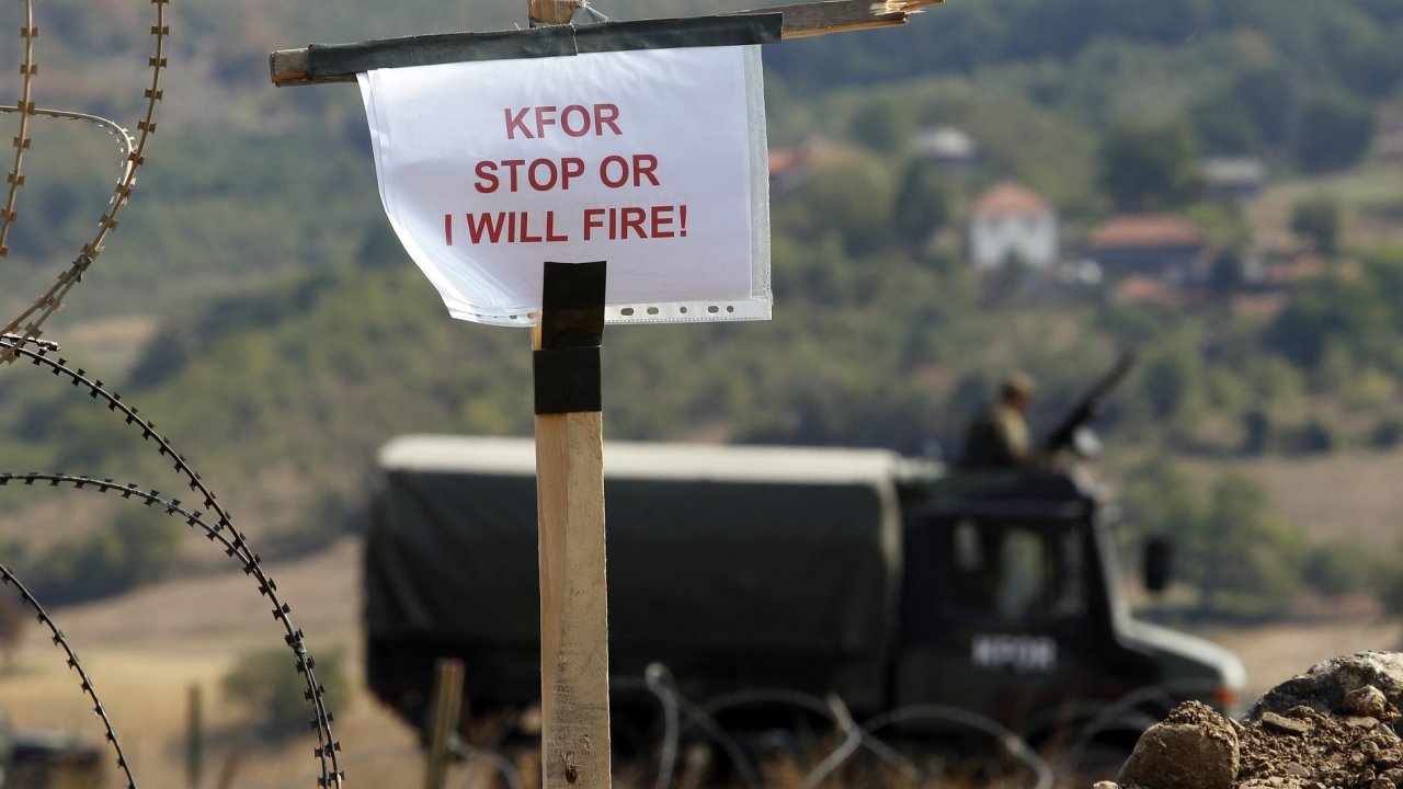 Vojci KFOR z vrtulnk obsadili kosovsk pechody a ohradili je ostnatm drtem