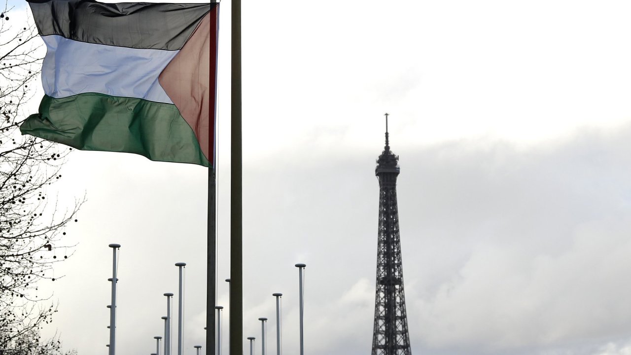 Palestinsk vlajka ped budovou UNESCO v Pai