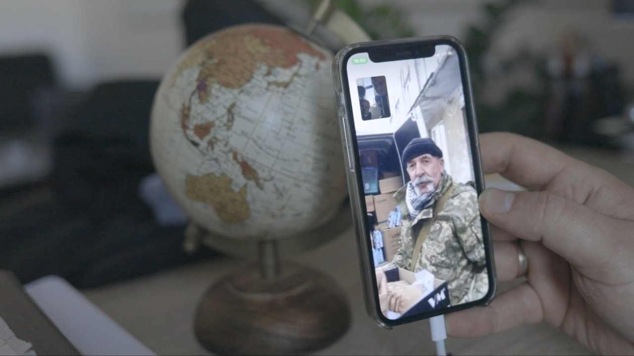 Snímek 8. den války, který otevøel festival dokumentárních filmù v Jihlavì, zachycuje zaèátek ruské invaze z pohledu Ukrajincù žijících v Èesku.