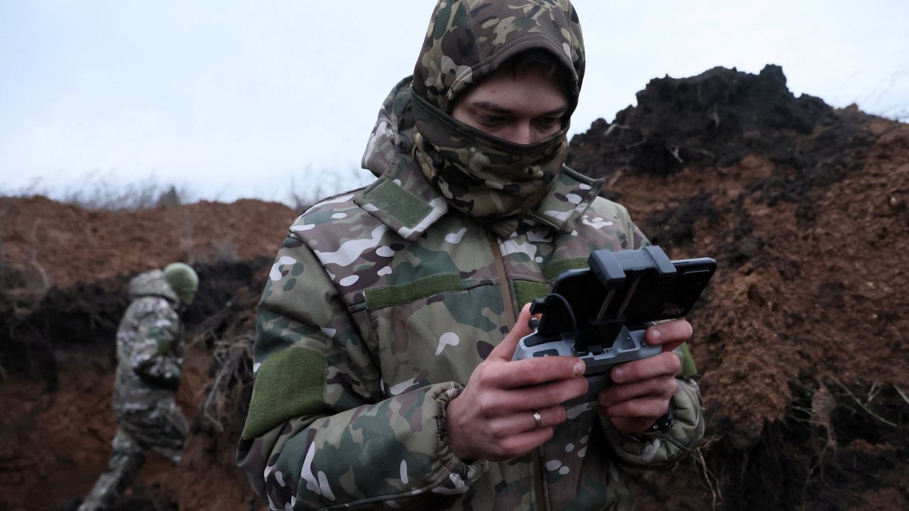 Ukrajinský voják ovládající dron.
