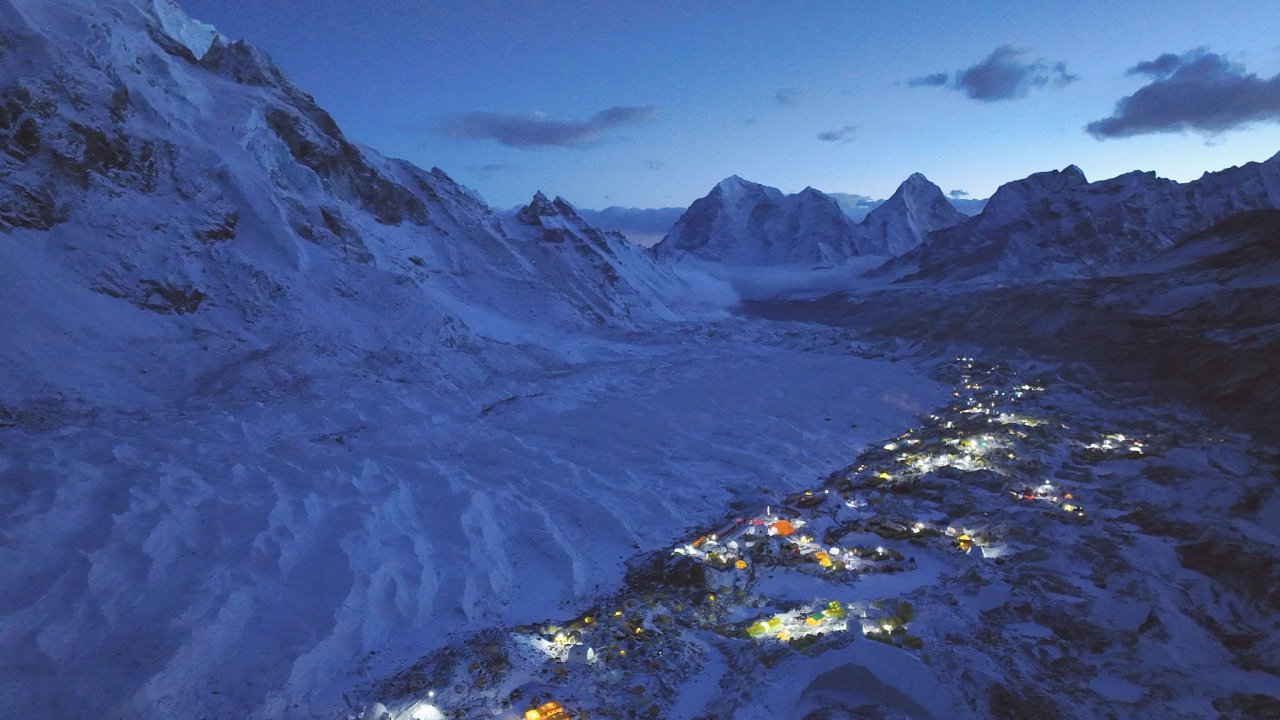 Zkladn tbor pod nejvy horou svta Everest.