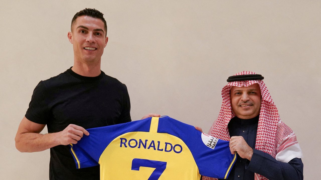 Cristiano Ronaldo po podpisu smlouvy s klubem an-Nasr.