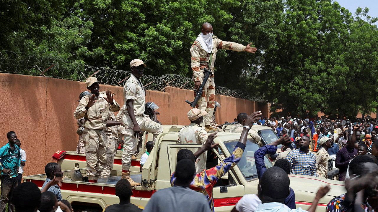 Nigert vojci a demonstranti u francouzsk ambasdy v hlavnm mst Niamey.