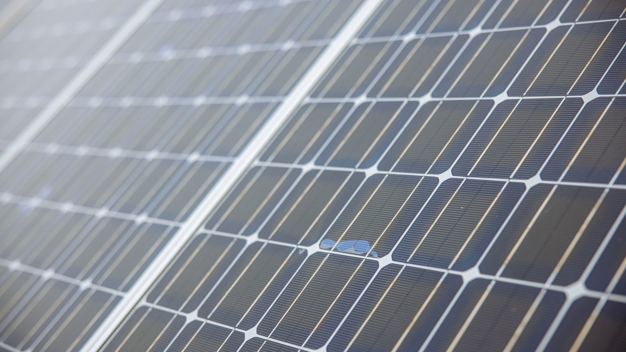 Kvalitní fotovoltaické panely mají životnost i 40 let a jejich výkon klesá zhruba o 0,7 procenta za rok. Zjistìte si, zda váš dodavatel poskytuje záruku na výkon panelu.