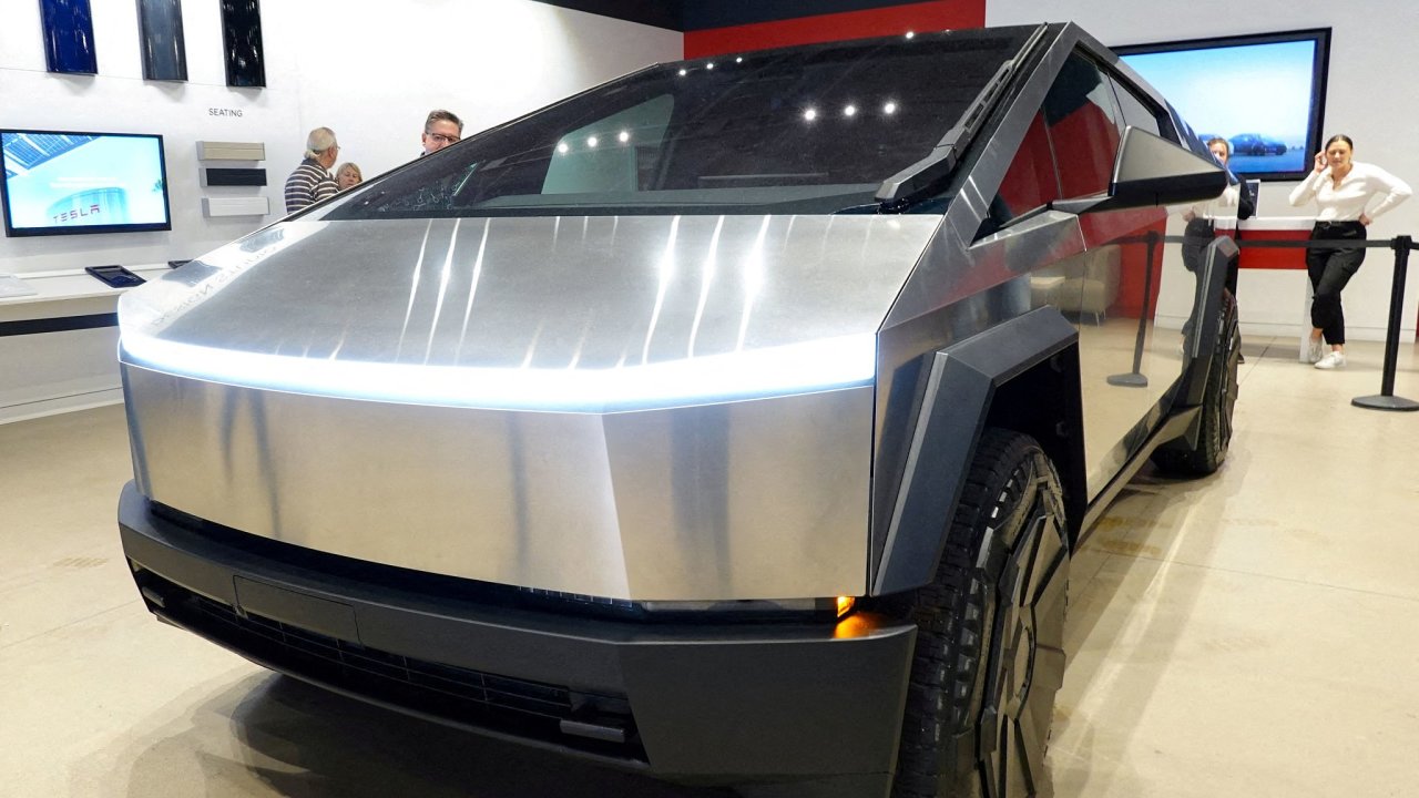 Cybertruck v showroomu automobilky Tesla v americkém San Diegu.