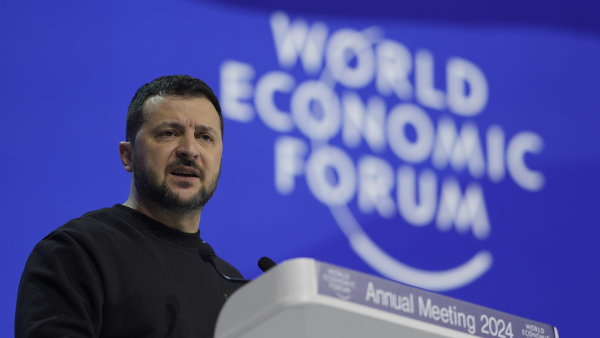 Putin si brousí zuby i na vás. Pomozte nám a pomůžete i sobě, apeloval Zelenskyj v Davosu na Západ