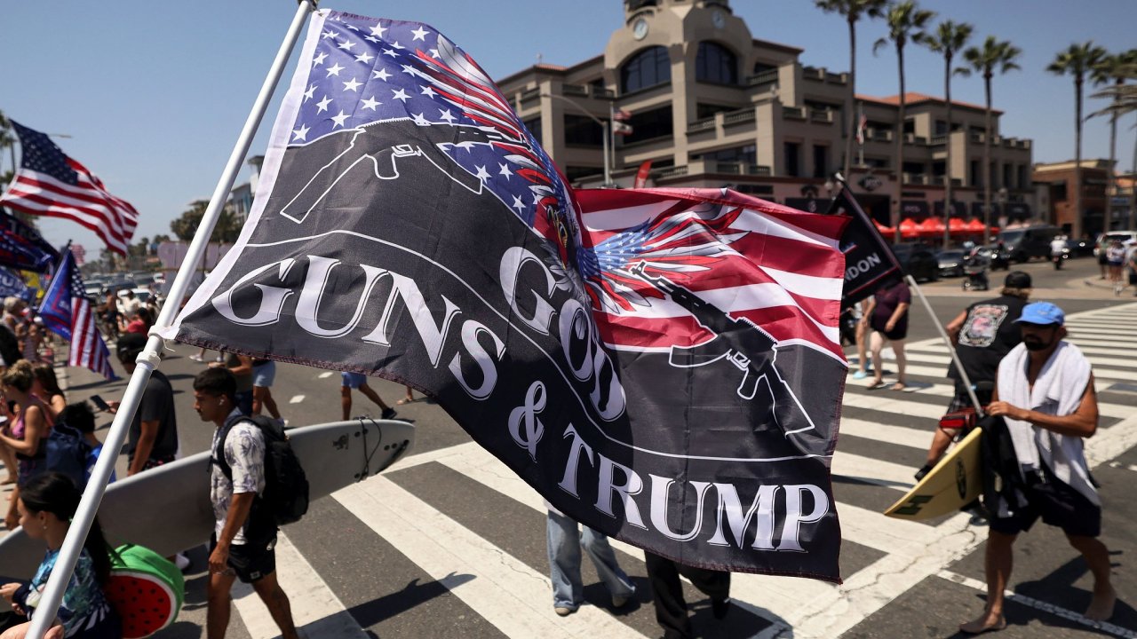 Demonstrace na podporu bvalho americkho prezidenta Donalda Trumpa v Huntington Beach