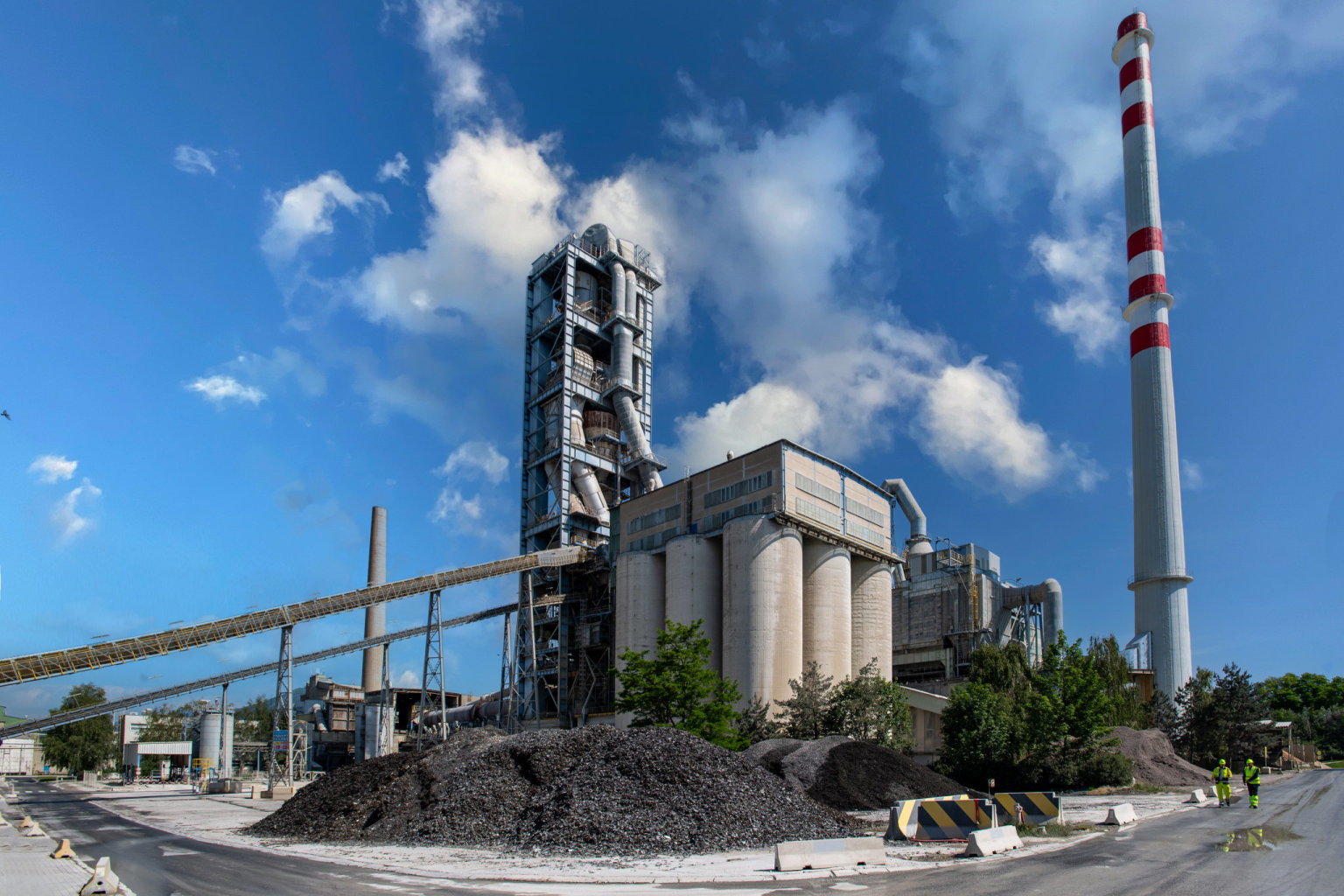 kovick cementrna, kter je soust skupiny Holcim, vyrb ji dnes itakzvan „zelen“ cement svrazn ni uhlkovou stopou, ne bylo ucementu bn.