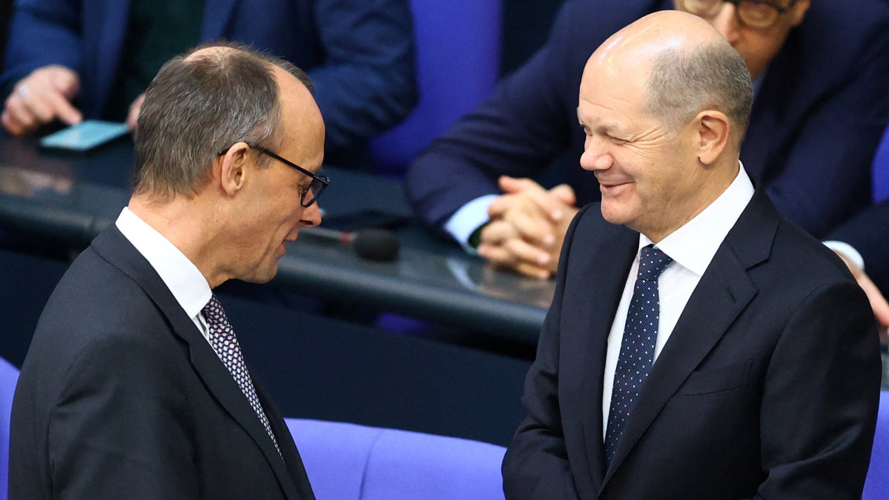 f CDU Friedrich Merz (vlevo) zejm vystd ve funkci spolkovho kancle Olafa Scholze z SPD.
