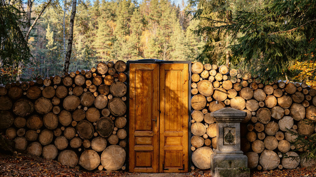 Hidden Retreat u�Lipnice nad S�zavou u�zatopen�ho �ulov�ho dolu nab�z� i�plovouc� saunu.