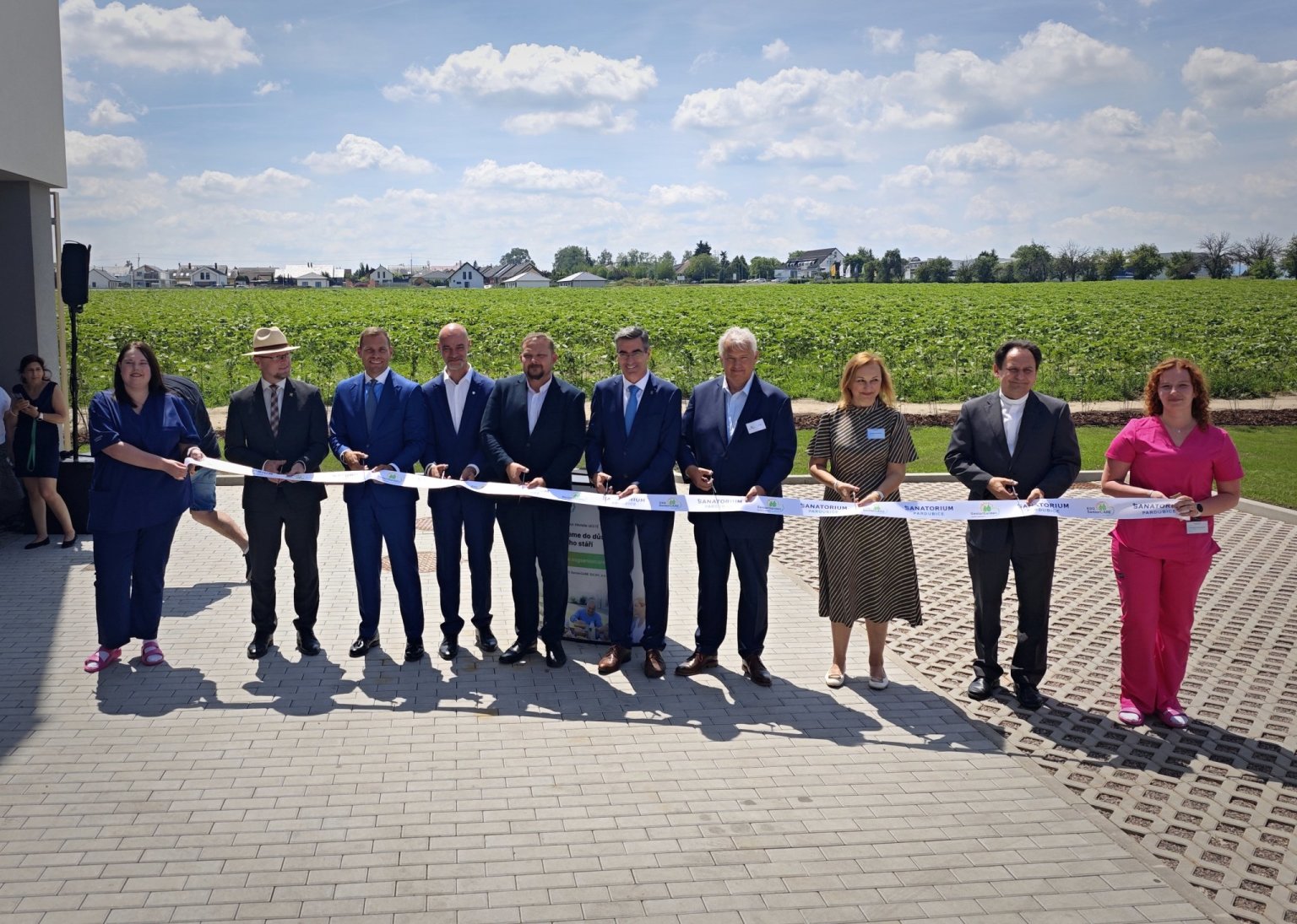 Slavnostní otevření Sanatoria Pardubice a SeniorGarden Pardubice proběhlo pod záštitou hejtmana Pardubického kraje Martina Netolického. (Foto: Tisková zpráva) Slavnostní otevření Sanatoria Pardubice a SeniorGarden Pardubice proběhlo pod...