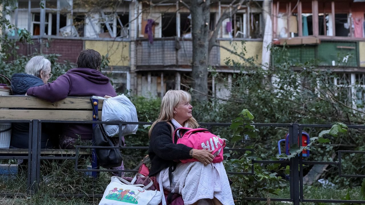 Ruský útok poškodil v Kyjevě obytné domy, zdravotnické zařízení, školu i...