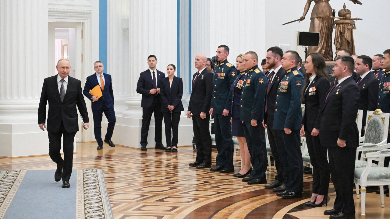 Prezident Vladimir Putin se 22. května 2026 sešel v Kremlu s absolventy...