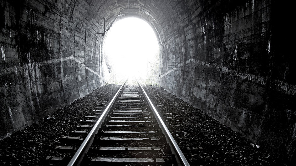 elezninm tunelem nedaleko obce Ambierle v Auvergne pestaly vlaky jezdit na konci 40. let minulho stolet, te v nm zraj sry.