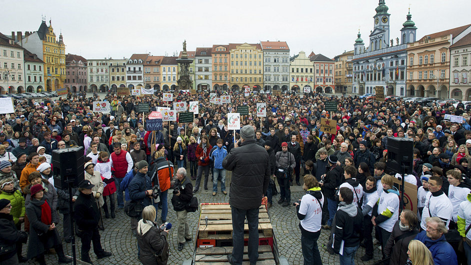 Demonstrace proti vld KSM a jejm pedstavitelm ve vrcholnch pozicch kolskho sektoru v eskch Budjovicch