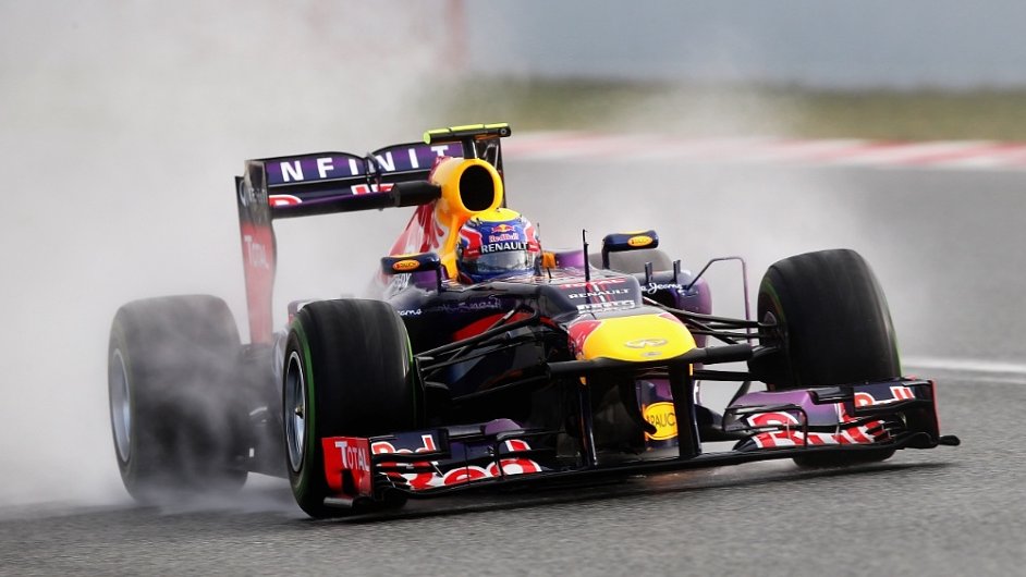 Mark Webber na Red Bullu pi testech v Barcelon