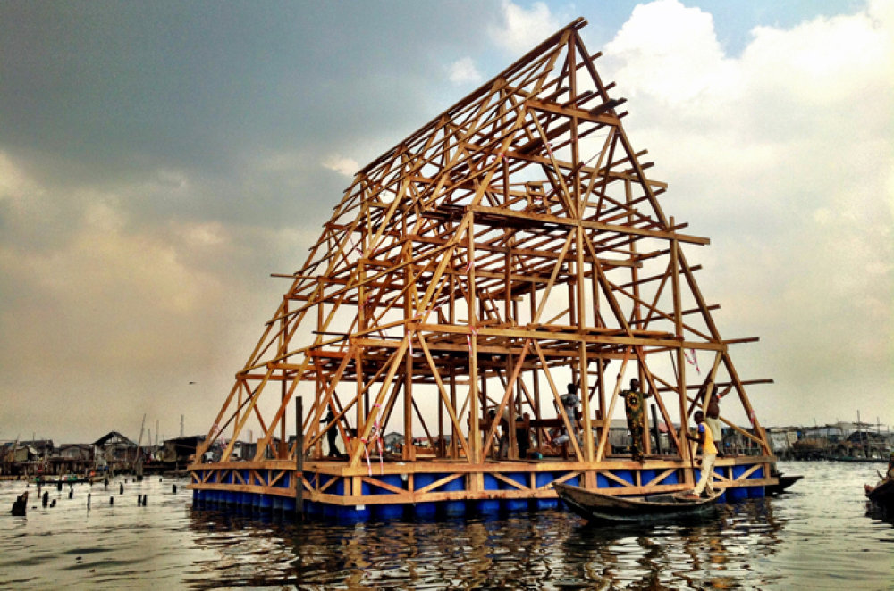 Rebel Architecture Kunle Adeyemi postavil v blízkosti nigerijského hlavního města plovoucí školu pro děti ze slumu. Chybí mu ale povolení místní vlády.