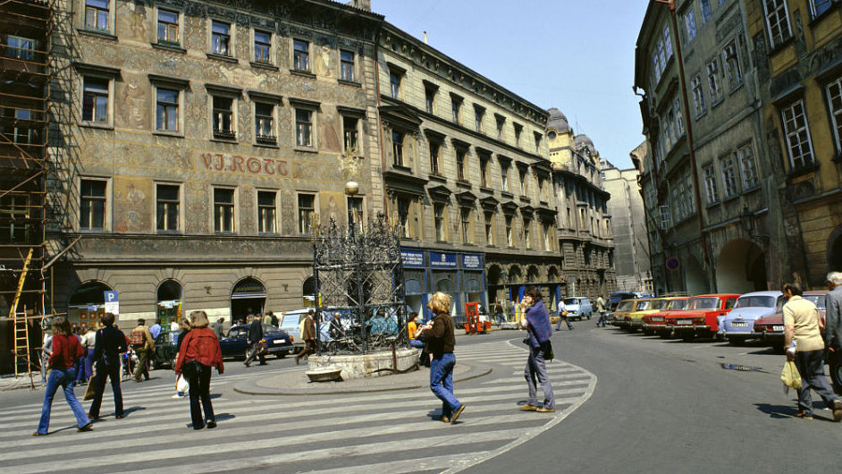 Pohled na Mal nmst v Praze s elezstvm U Rotta a kanou (kvten 1980).