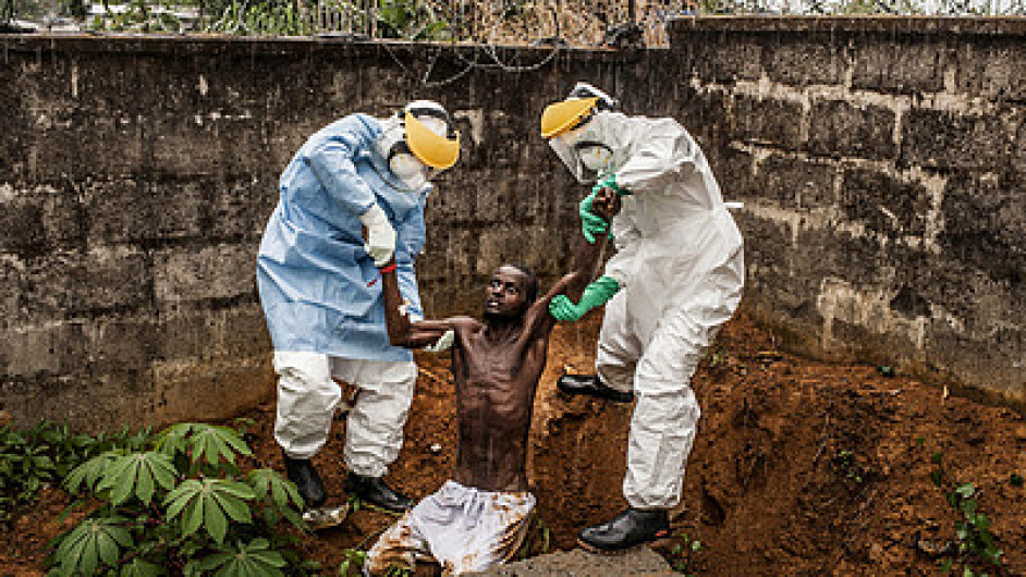 Zdravotníci v Sieøe Leone odvádìjí uprchlého muže postiženého virem eboly zpìt do karantény.