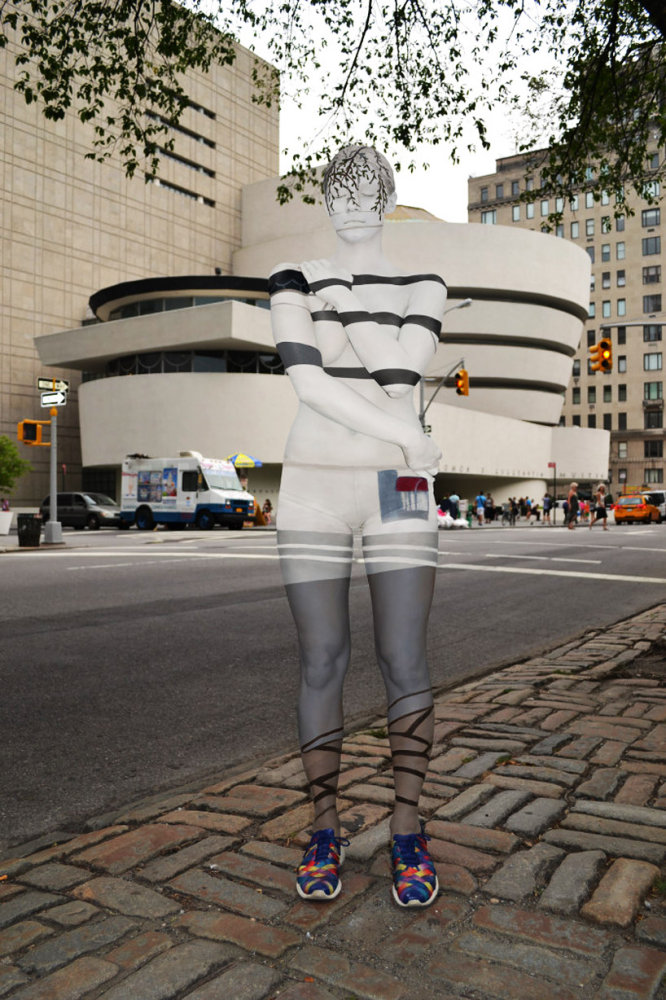 Bodypainting Modelku prozrazují jen její boty.
