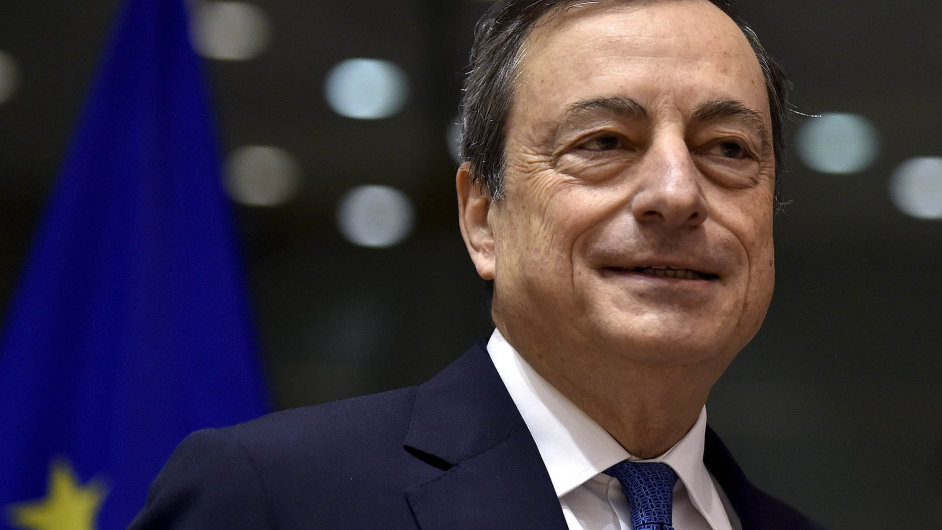 Mario Draghi slibuje, e ECB bude nakupovat dluhopisy alespo dobezna 2017. Ale mon jet dle.