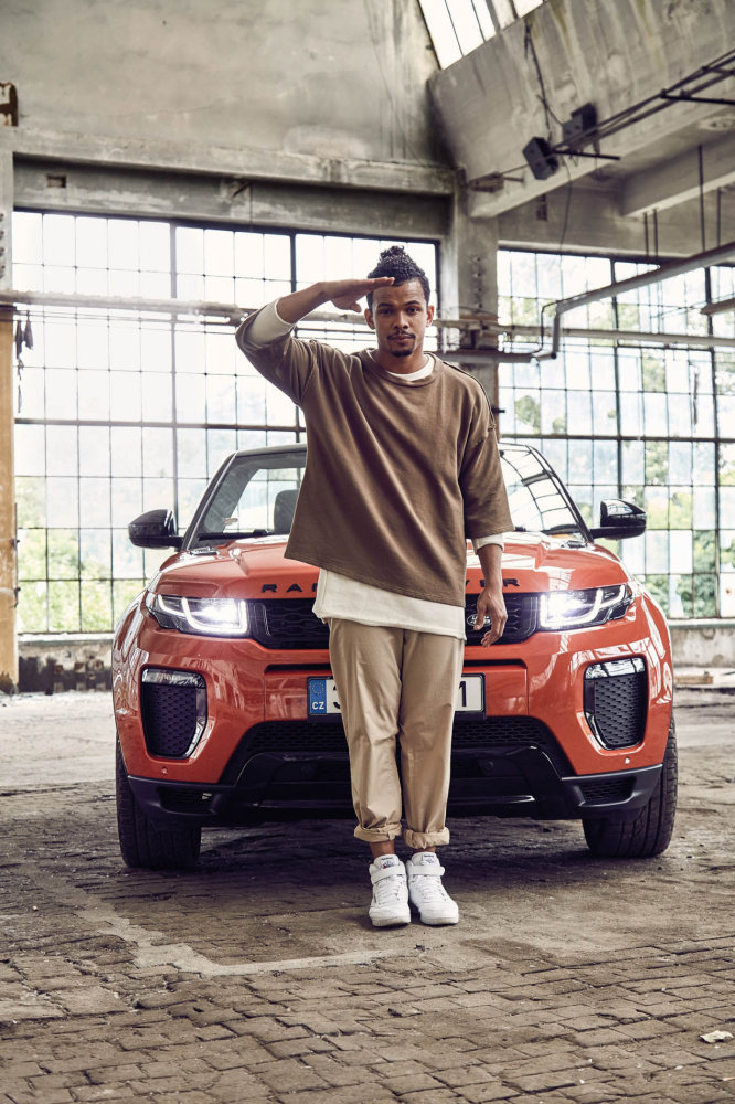 Nový model Range Rover Evoque je robustní tělem a nespoutaný duchem. Stejně jako zpěvák a sportovec Ben Cristovao. Nový model Range Rover Evoque je robustní tělem a nespoutaný duchem. Stejně jako zpěvák a sportovec Ben Cristovao.
