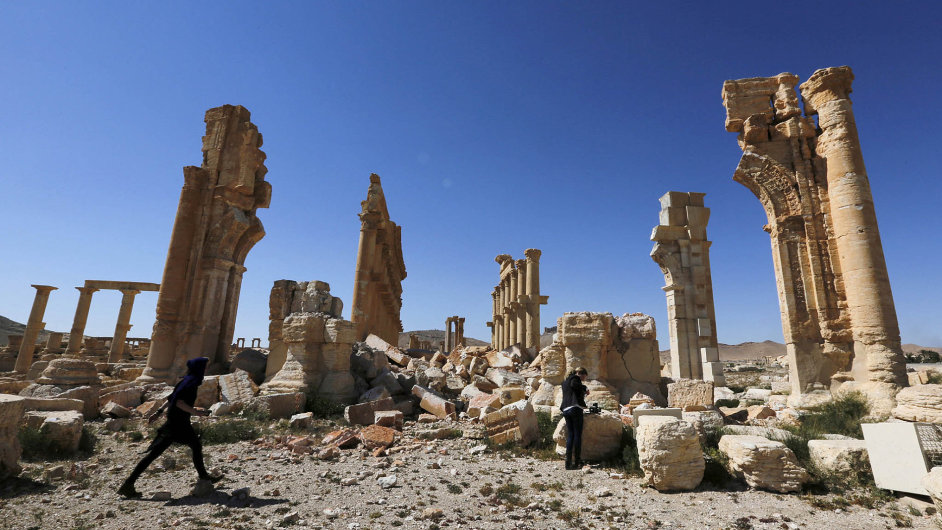 V kvtnu syrsk jednotky za pomoci Ruska zskaly kontrolu nad historickm mstem Palmra. A naly tu antick pamtky ponien dnm islamist.