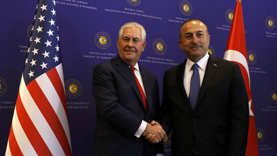Americk ministr zahranin Rex Tillerson a tureck ministr zahrani Mevlut Cavusoglu v Ankae.