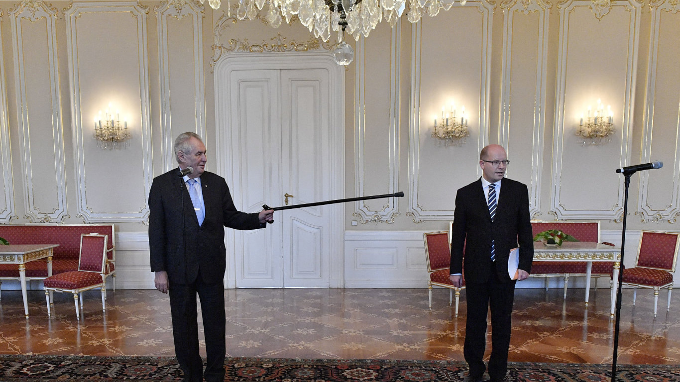 Prezident Miloš Zeman ukazoval premiérovi jeho místo holí.