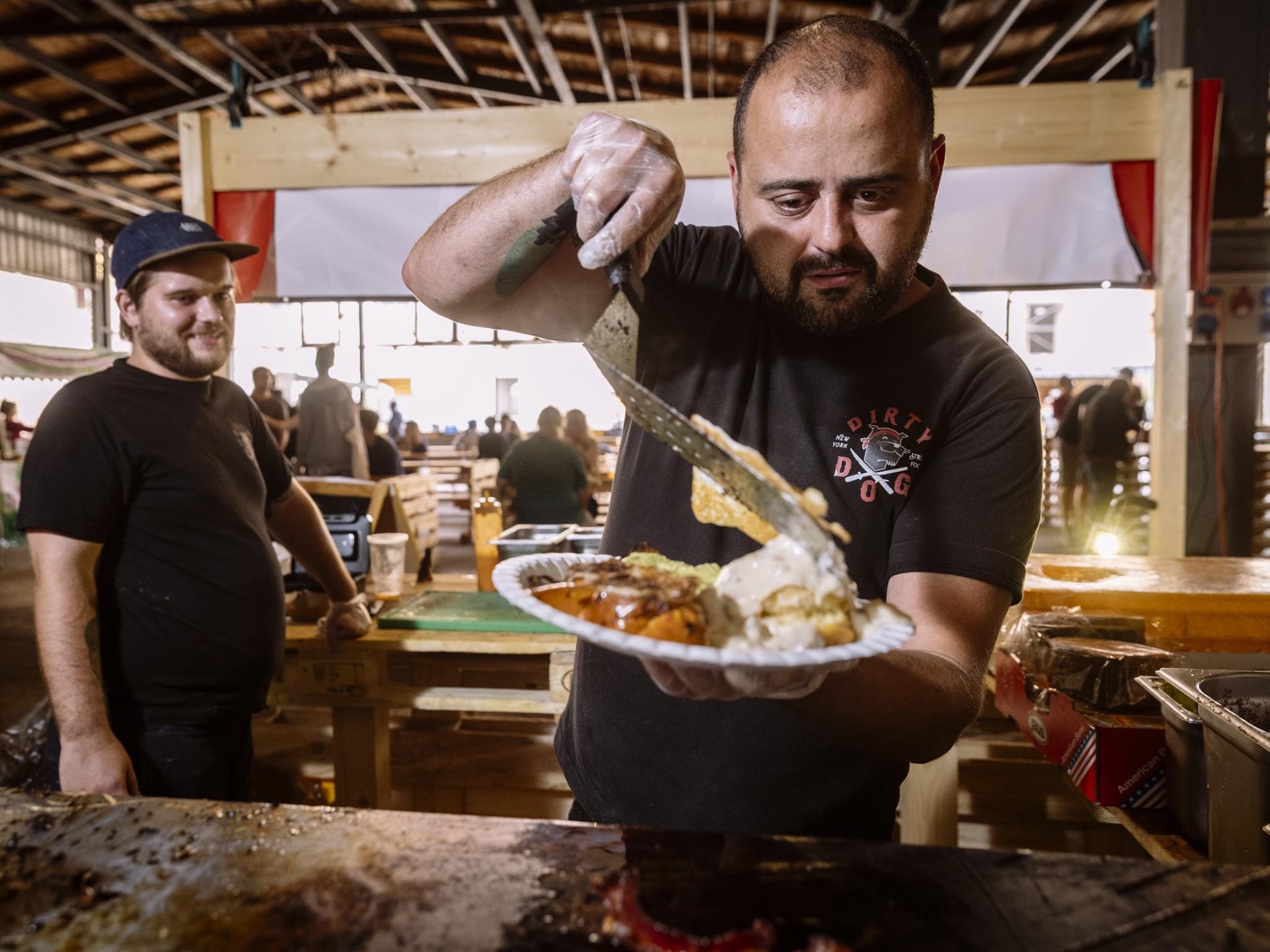 Američan Isaac Starobin letos vyměnil dosloužilý food truck za sdílenou kuchyni. O zakázky prý v Česku nemá nouzi a chce si v budoucnu otevřít kamenné bistro. (Foto: Lukáš Bíba) jarvis_59a7dbb7498e27ac1facdfa6.jpeg