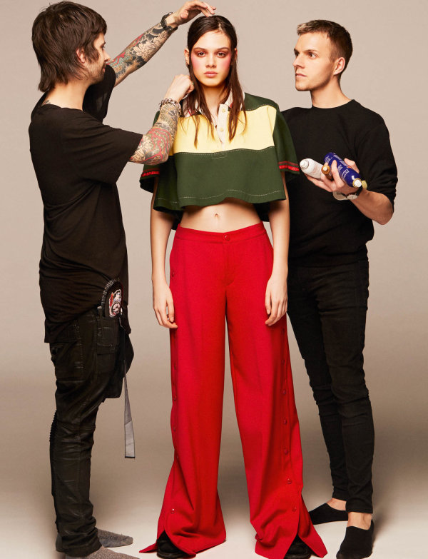 Tričko, boty, oboje Carven (prodává Alizé); kalhoty, Valentino Red (prodává Alizé).
