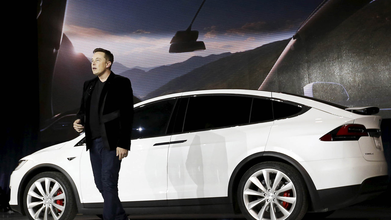 Tesla Elona Muska vyrobila za losk rok vce ne pl milionu automobil.