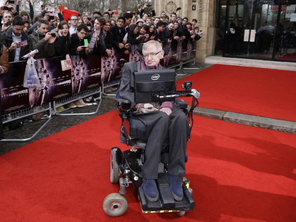 Zem�el sv�tozn&aacute;m&yacute; britsk&yacute; fyzik Stephen Hawking. Bylo mu 76 let.