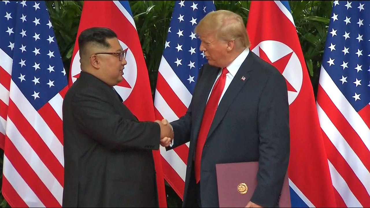 Donald Trump a Kim Èong-un podepsali pøelomový dokument.