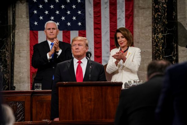 Viceprezident USA Mike Pence, prezident Donald Trump a šéfka Sněmovny reprezentantů Nancy Pelosiová.