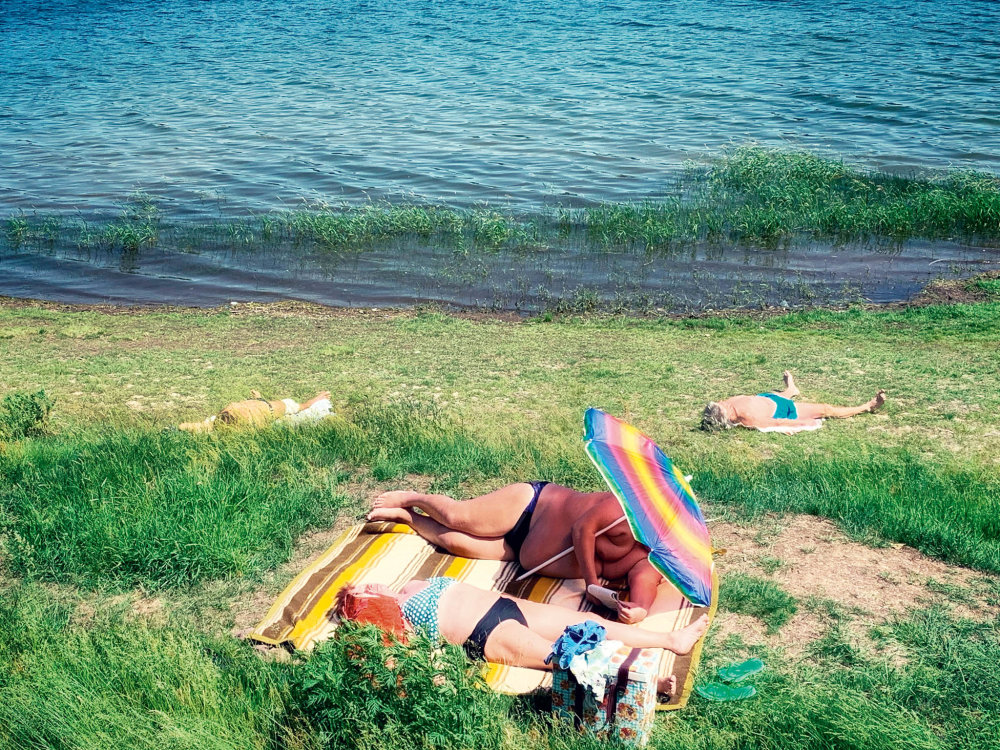 Sledoval je přes půl hodiny. Ani se nepohnuli. Chvíli to dokonce vypadalo, že jsou mrtví. Ale nebyli. Jen „pevně ukotvení“. Ona nepromluvila na něj, on zase na ni. Pomyslel si, jak dlouho jsou asi spolu? Dvacet? Třicet let? Dostal jízlivou chuť se jim posmívat. Nakonec ale ucítil lítost. A smutek. Divný smutek. Kombinovaný s opovržením. Nesnášel ten maloměstský a čecháčkovský model dovolené. Pronásledoval ho všude.