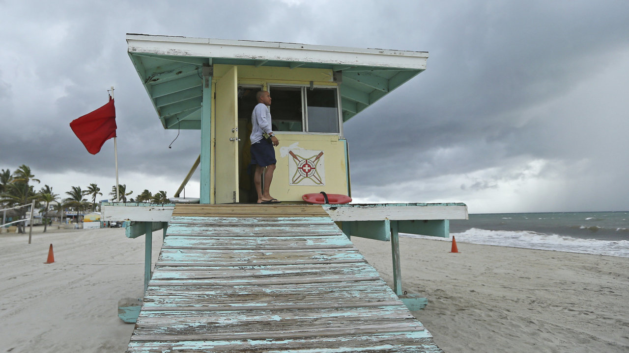 Plavèík Nelson Sarduy vyhlíží blížící se bouøi z vìže na pláži v Hollywoodu na Floridì.