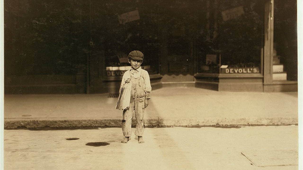 Fernance Silvia, sedmilet prodava novin z New Bedfordu, Massachusetts. Srpen 1911.