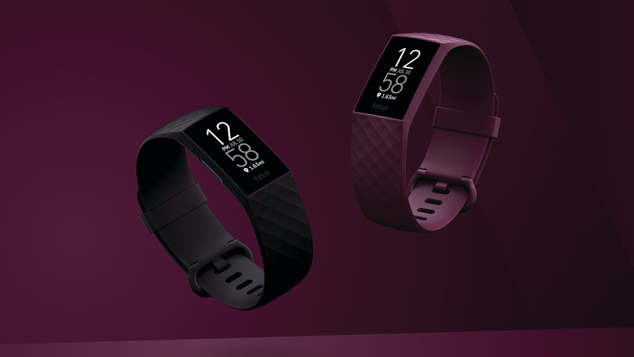 Fitbit Charge 4 vypadá obyčejně, patří ale k nejlépe vybaveným fitness zařízením na trhu.