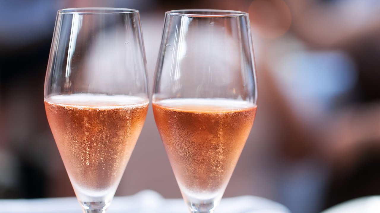 Špičkou mezi růžovými víny je šampaňské.