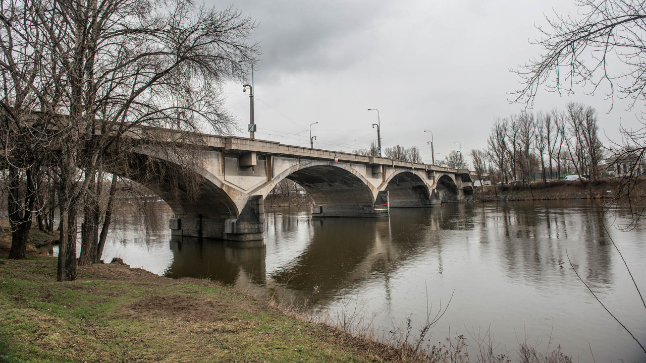 O potøebné rekonstrukci Libeòského mostu se mluví již dvacet let.