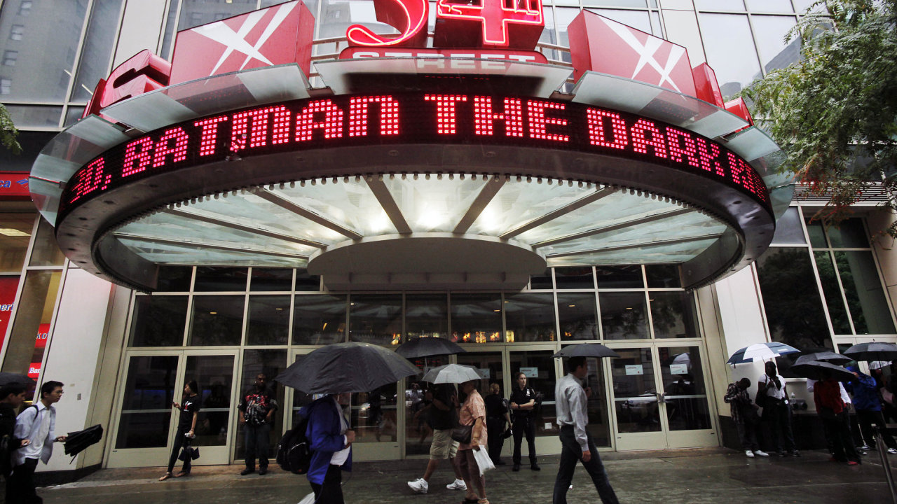 Policistky ped newyorskm kinem, kter promt film Batman, Temn ryt povstal